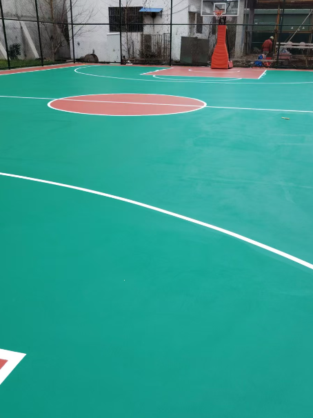 乌兰浩特 球场长期使用易出现地面开裂